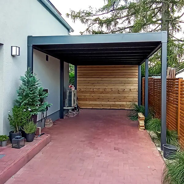 Carport mit Holzverkleidung Carport mit Holzverkleidung neben einem Wohnhaus