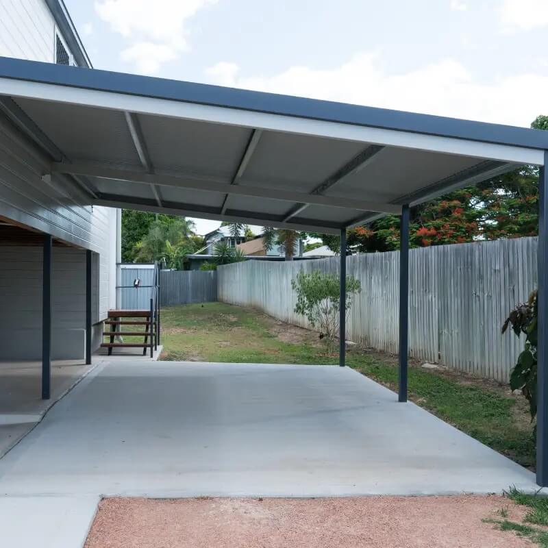 Überdachter Stellplatz Überdachter Stellplatz mit moderner Carport-Konstruktion