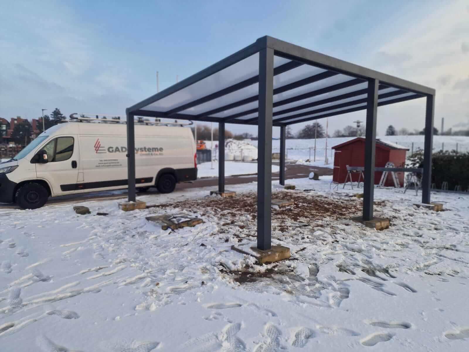 Freistehende Aluminiumüberdachung im Außenbereich