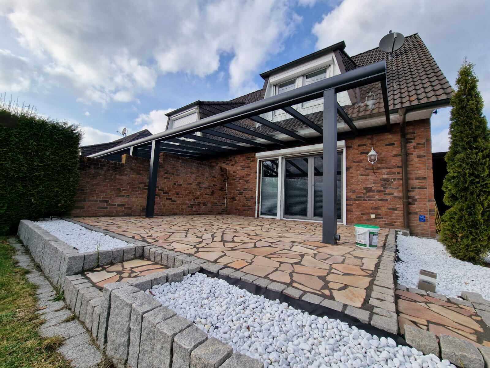 Maßgefertigte Terrassenüberdachung an einem Wohngebäude