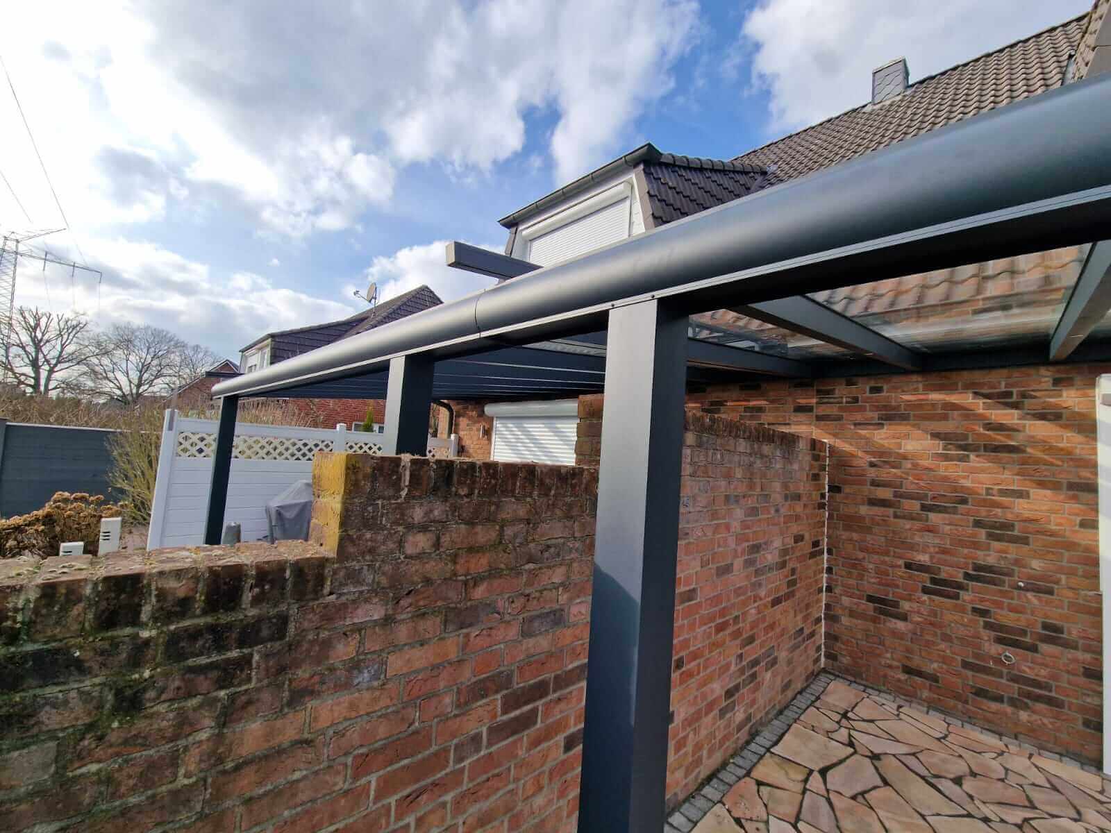 Große Terrassenüberdachung mit Aluminiumprofilen