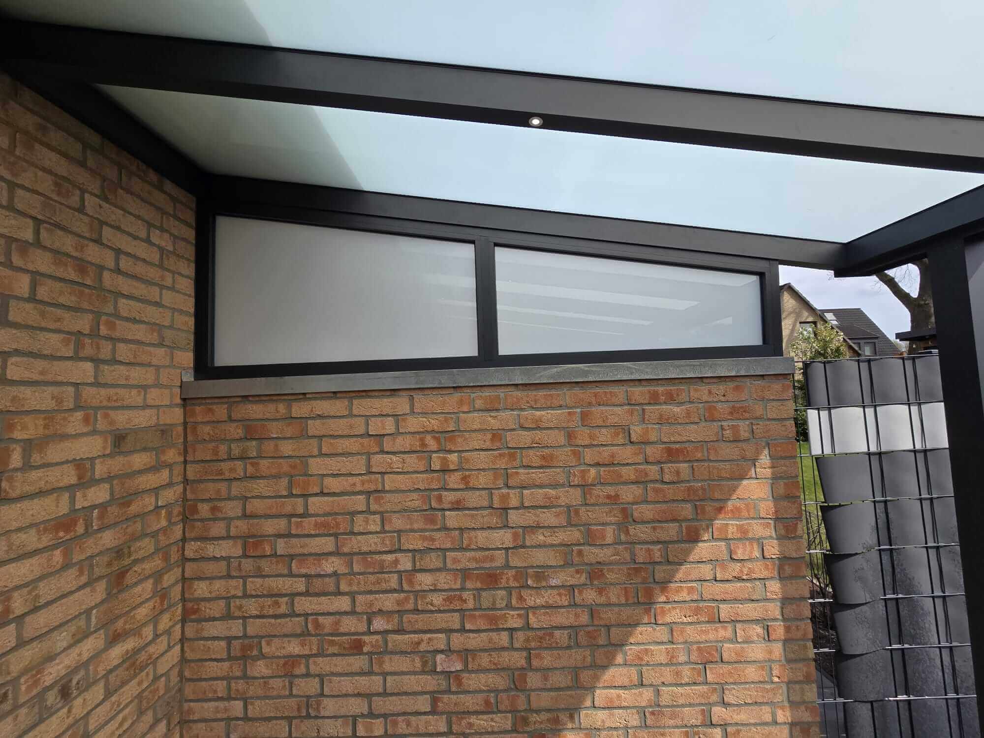Moderne Überdachung mit dunklem Aluminiumrahmen