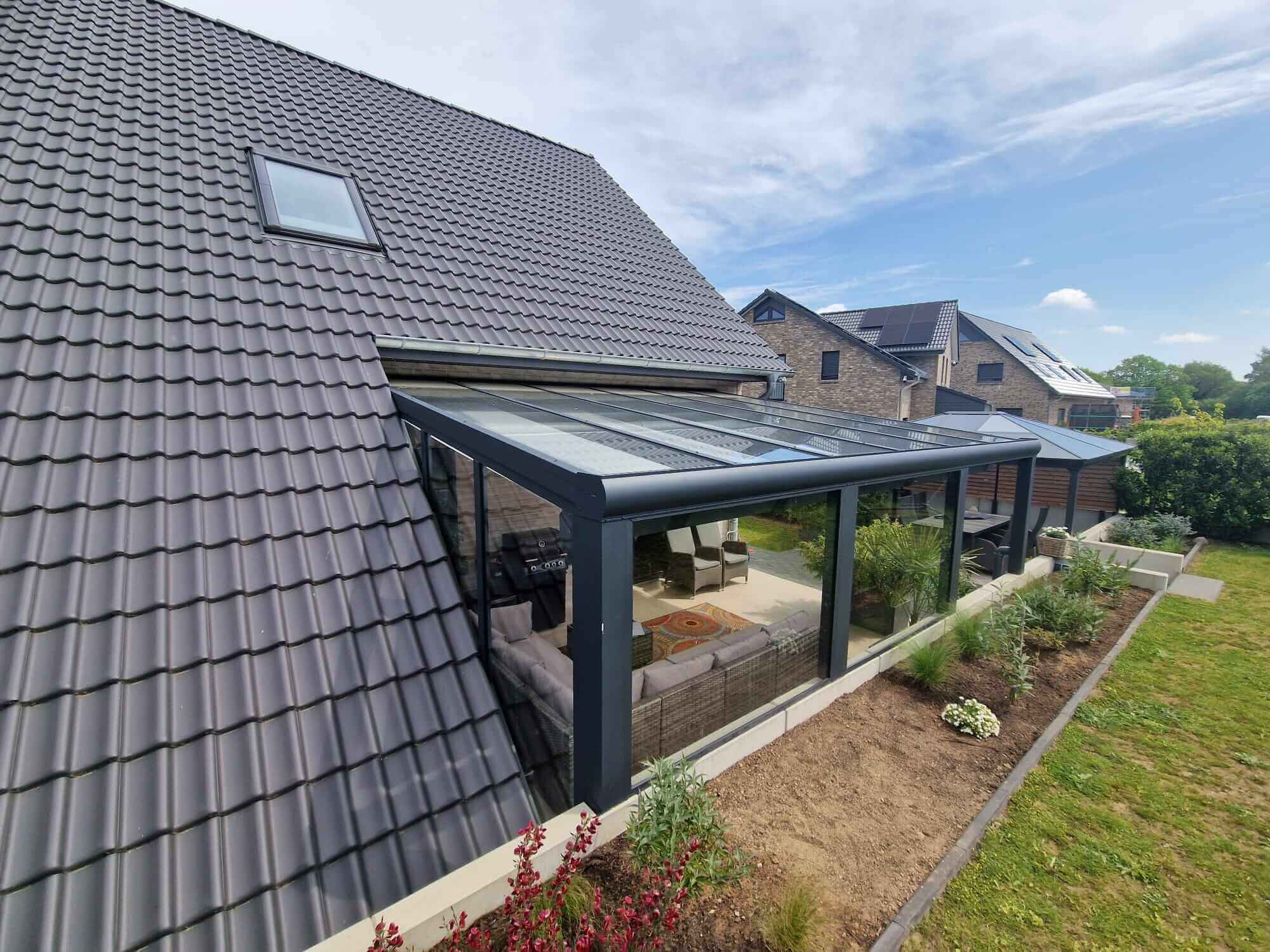 Überdachte Terrasse mit Aluminiumkonstruktion