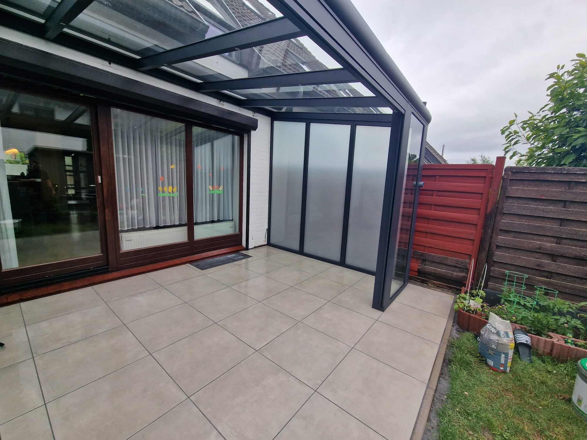 Verglaste Terrassenüberdachung an einem Wohnhaus