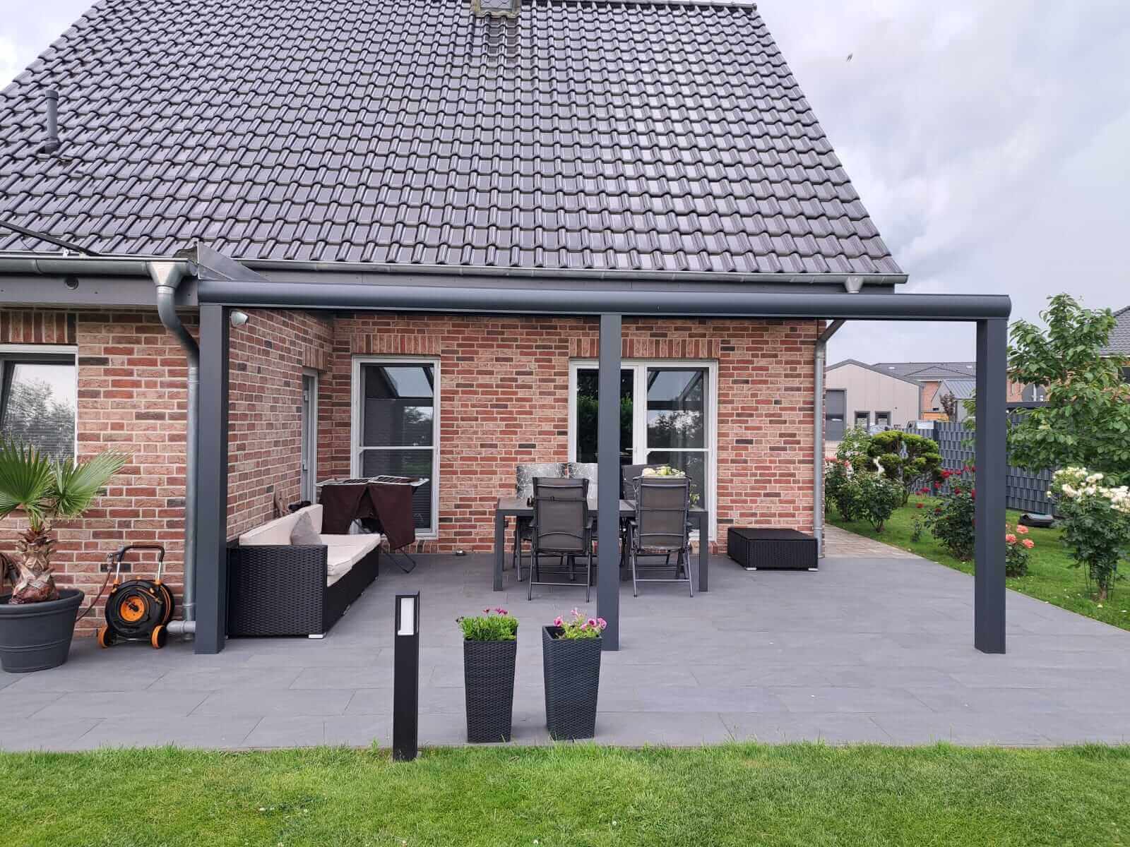 Wohnhaus mit neu gestaltetem Außenbereich