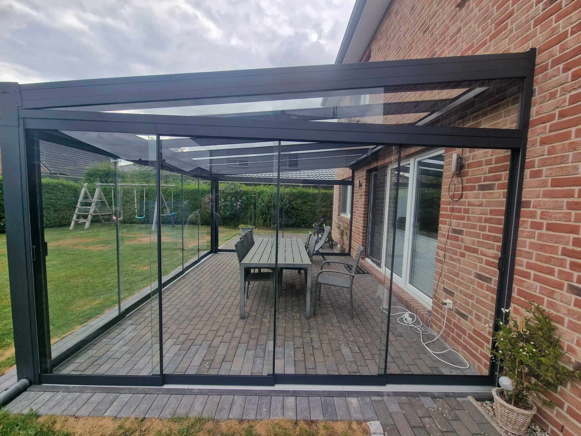 Moderne Terrassenüberdachung aus Aluminium
