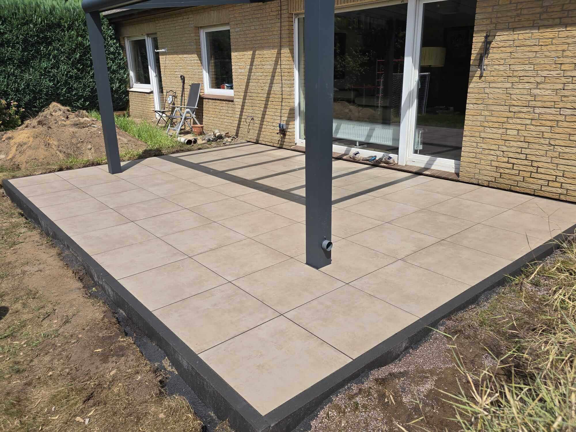 Terrasse mit Überdachung an einem Einfamilienhaus