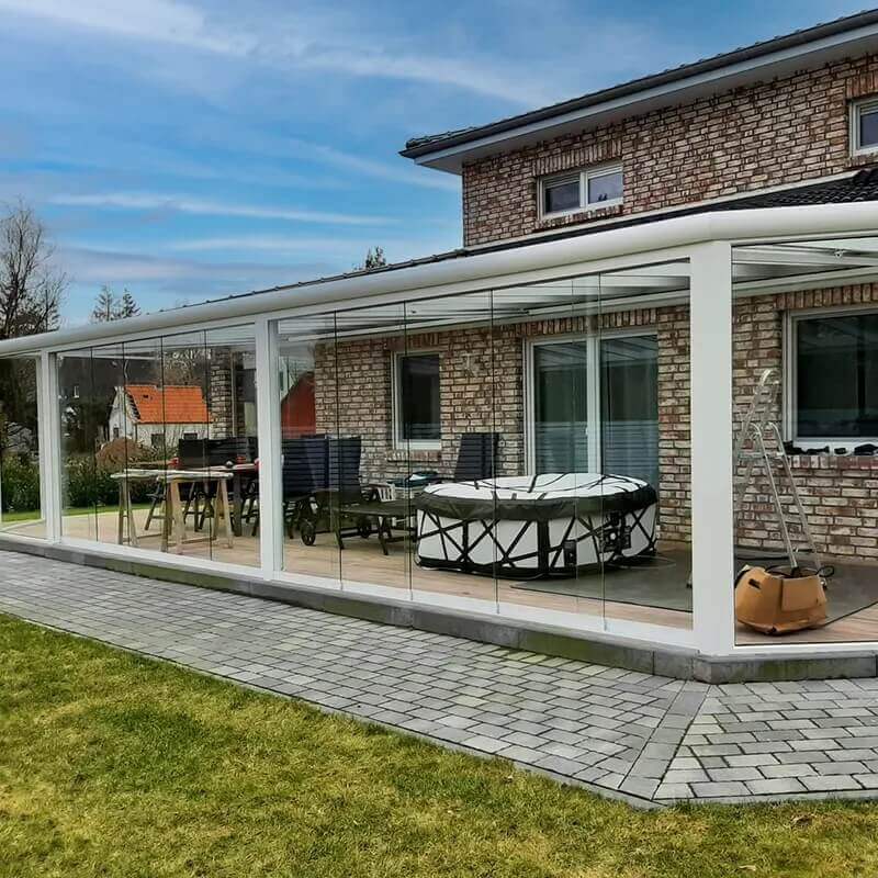 Moderner Kaltwintergarten Heller Kaltwintergarten mit großer Glasfront
