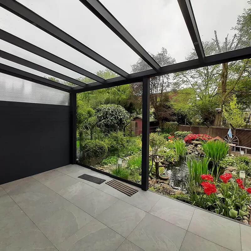 Kaltwintergarten mit Schiebeelementen Kaltwintergarten mit Glasdach und Schiebeelementen
