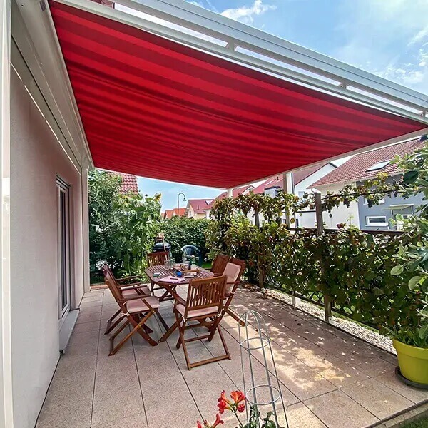 Rote Terrassenmarkise Rote Markise über einer Terrasse