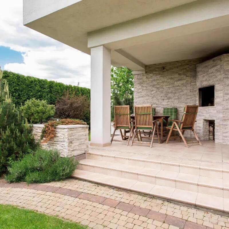 Moderne Terrassenfläche Helle Terrasse mit großformatigem Bodenbelag