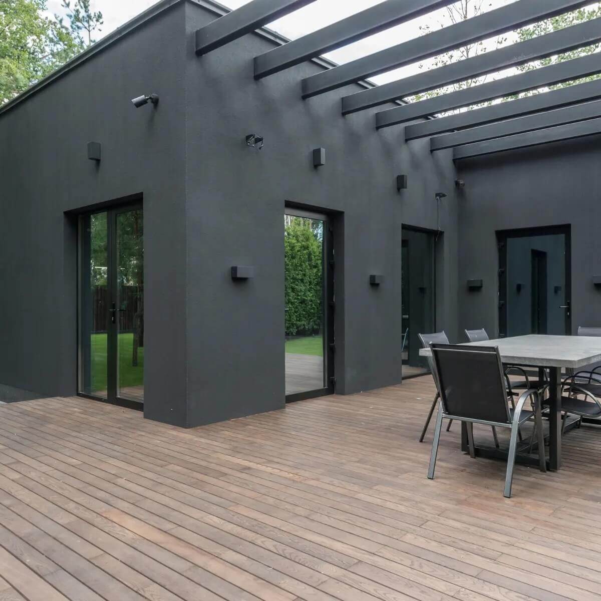 Moderne WPC-Terrasse Moderne WPC-Terrasse an einem Wohnhaus